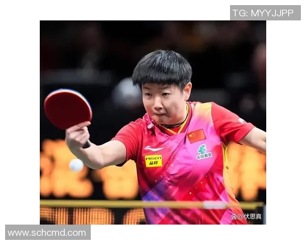 足球球星携美丽女友甜蜜亮相引发球迷热议